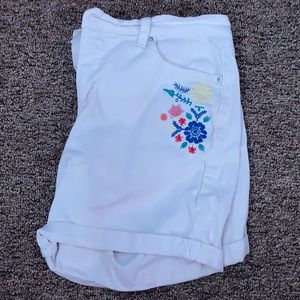 White shorts with embroidered flowers